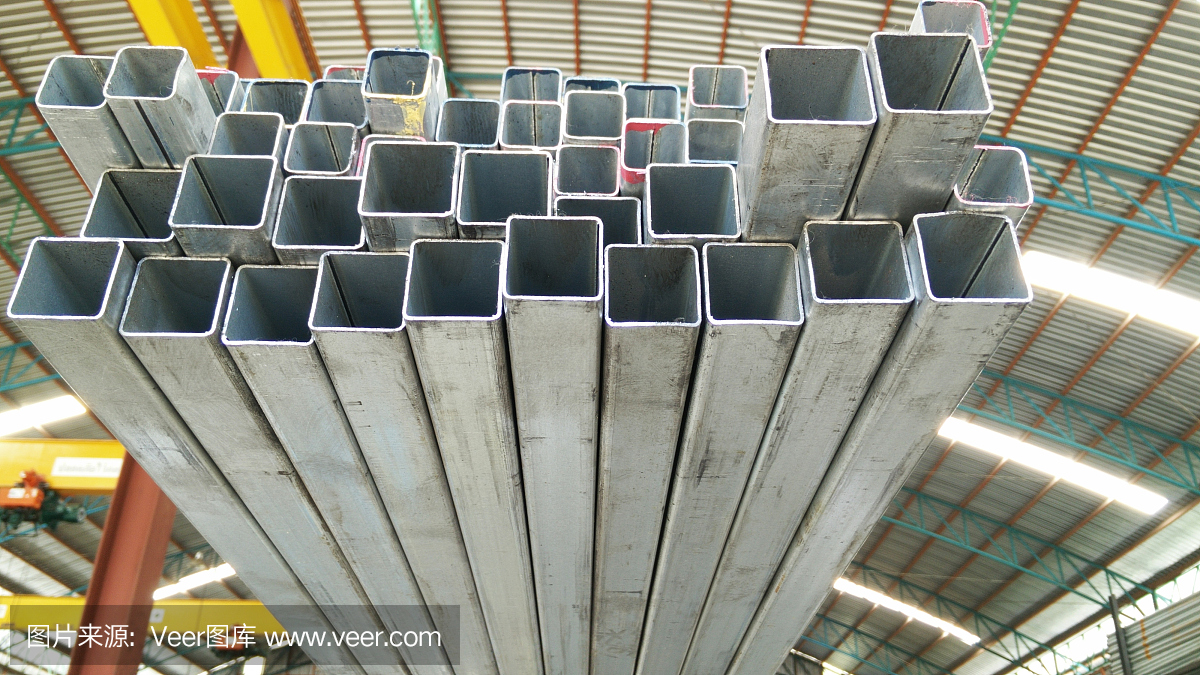钢管型材堆。有新的方形金属管现货。钢堆,钢材料。金属钢仓库。不同金属的概要文件。